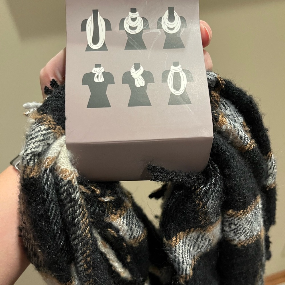🍇3/$12 Infinity Scarf - Picture 3 of 3